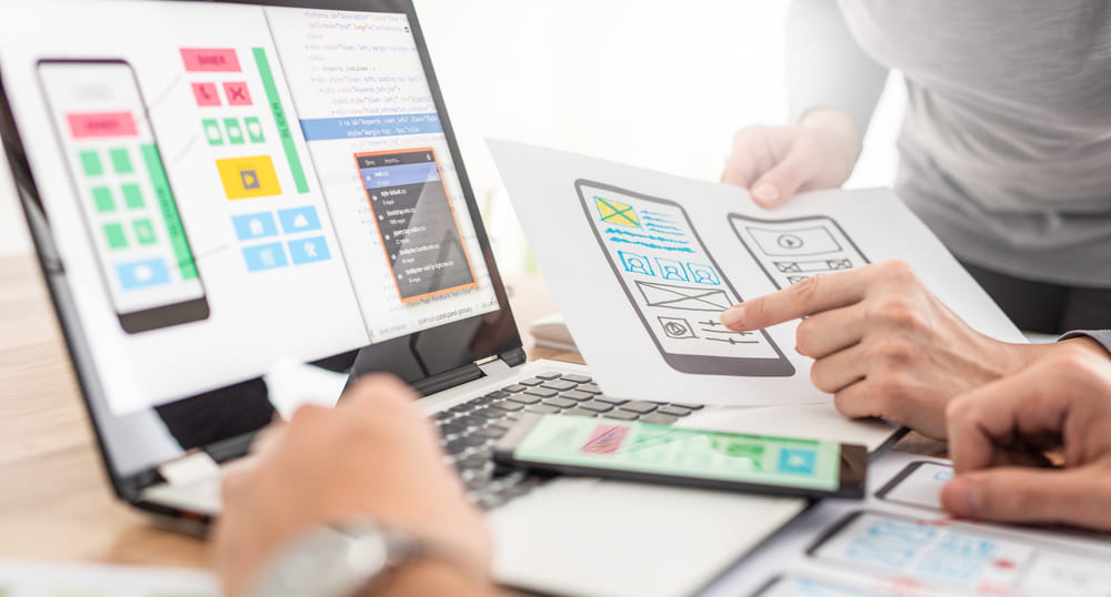 พนักงานกำลังทำ SEO Split Test