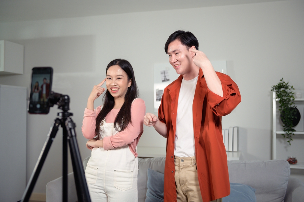 อินฟลูเอนเซอร์กำลังสร้างคอนเทนต์เพื่อเพิ่มผู้ติดตาม TikTok