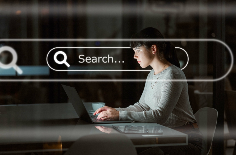 ผู้หญิงที่กำลังคิดแผนกลยุทธ์การตลาดด้วย AI SEO
